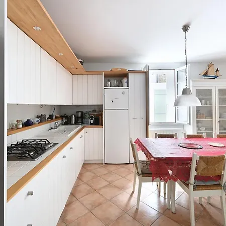 Maison De Charme Avec Cour Et Jardin Au Coeur Du Village - Fr-1-434-115