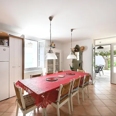 Vakantiehuis Maison De Charme Avec Cour Et Jardin Au Coeur Du Village - Fr-1-434-115