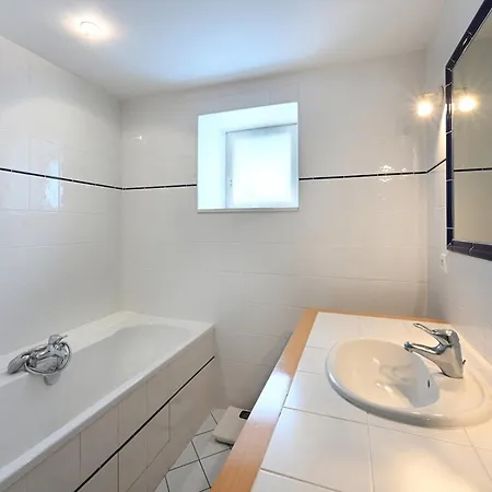 Vakantiehuis Maison De Charme Avec Cour Et Jardin Au Coeur Du Village - Fr-1-434-115 *
