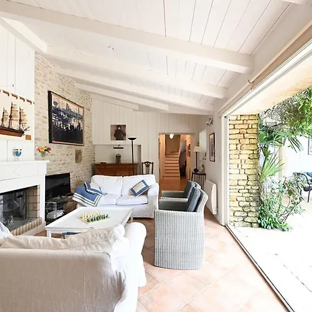 Maison De Charme Avec Cour Et Jardin Au Coeur Du Village - Fr-1-434-115